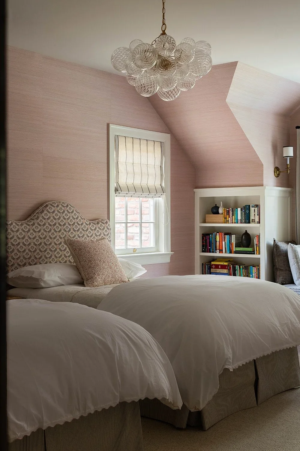 09-girls-room-with-built-in-bookshelves-perfitt-richards-interior-design.webp