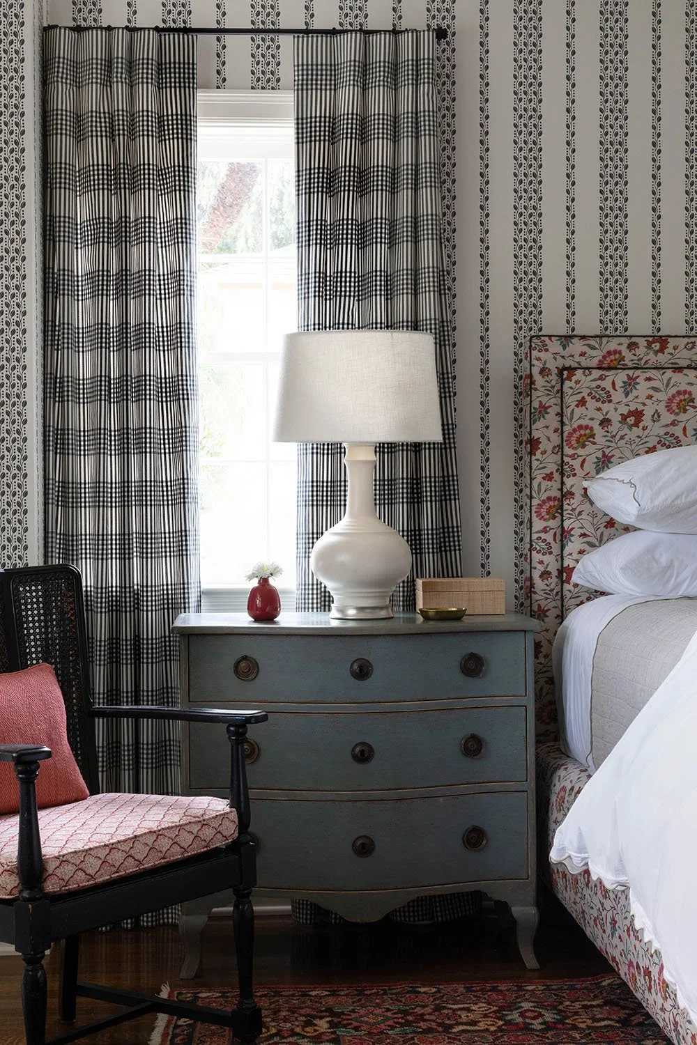 04-night-stand-primary-bedroom-perfitt-richards-interior-design.webp