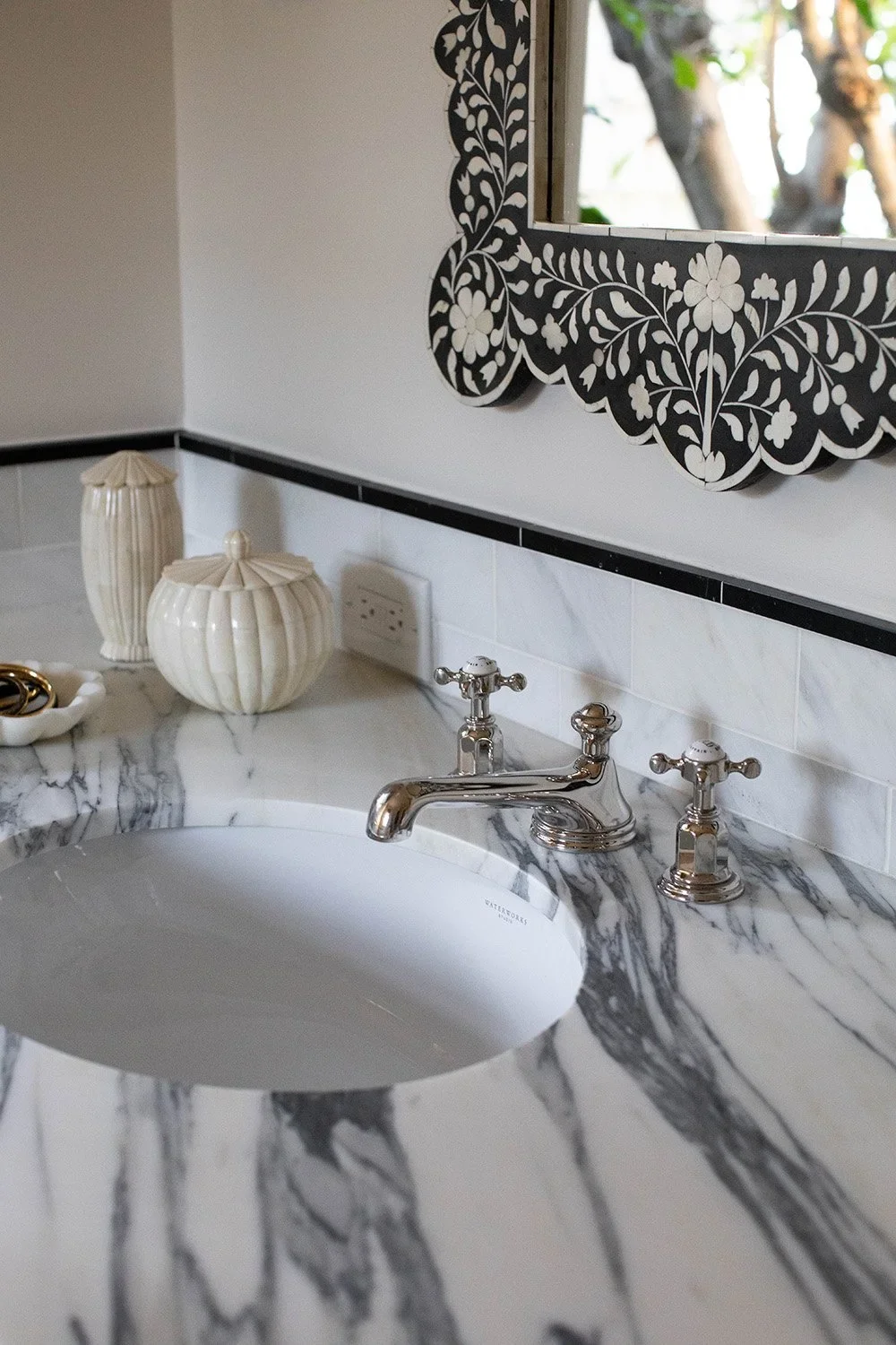 20-marble-vanity-bathroom-perfitt-richards-interior-design.webp