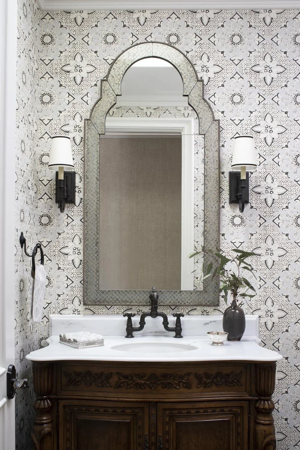 Traditional-Powder-Room-Patterned-Wallpaper-Perfitt-Richards-Design.webp