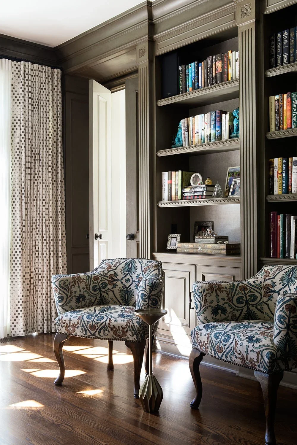21-built-in-library-bookshelves-perfitt-richards-interior-design.webp