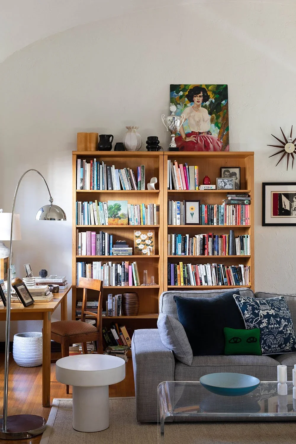 05-eclectic-living-room-bookshelf-perfitt-richards-design.webp