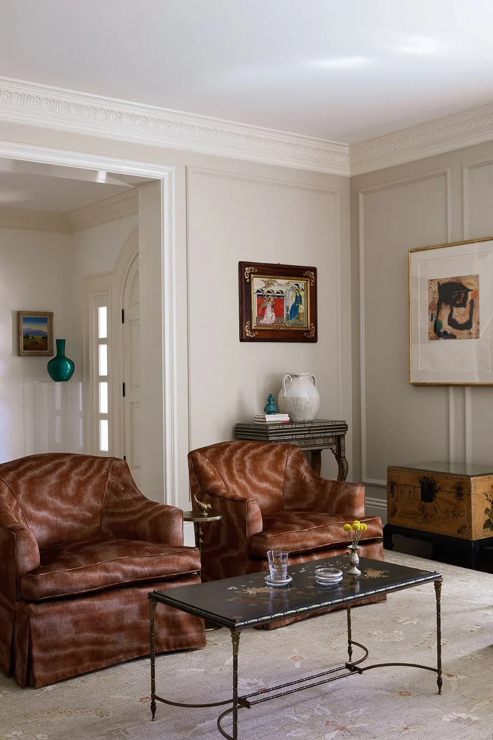 04-living-room-lounge-chairs-perfitt-richards-interior-design.webp