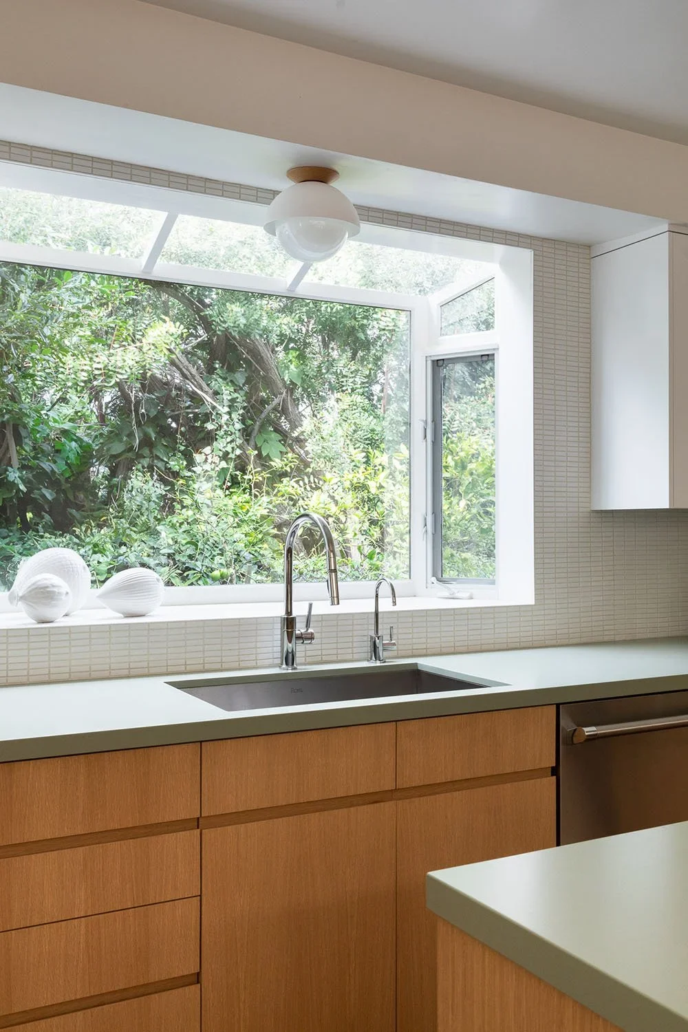 10-mid-century-modern-kitchen-sink-perfitt-richards-interior-design.webp