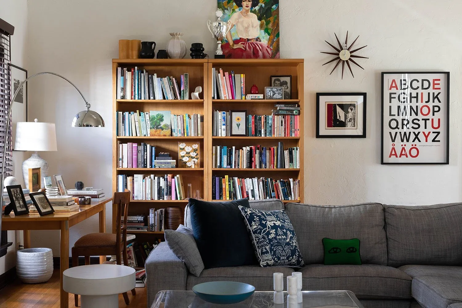 01-art-and-book-collection-in-eclectic-living-room-perfitt-richards-interior-design.webp