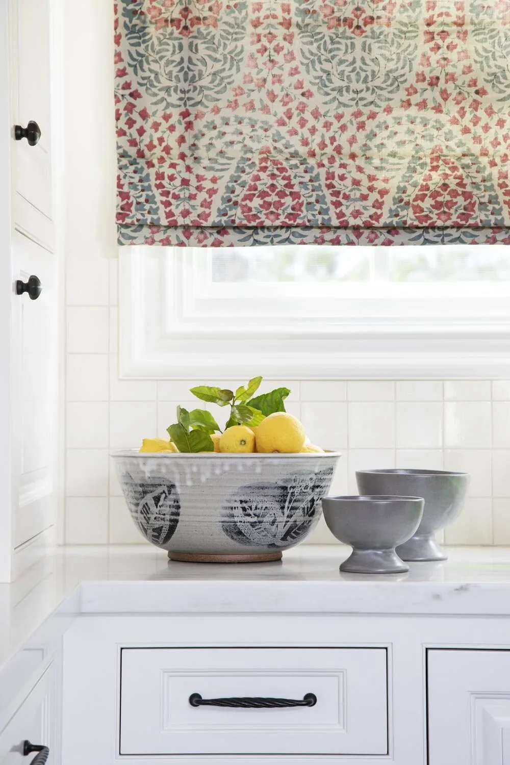 Kitchen-Vignette-White-Cabinets-Black-Fixtures-Perfitt-Richards-Design.webp