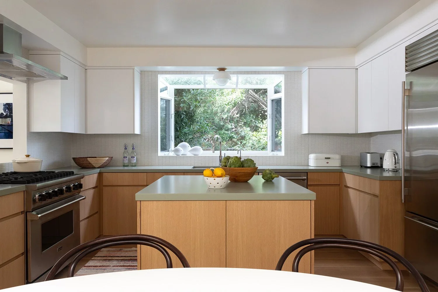 06-contemporary-mid-century-modern-kitchen-perfitt-richards-interior-design.webp