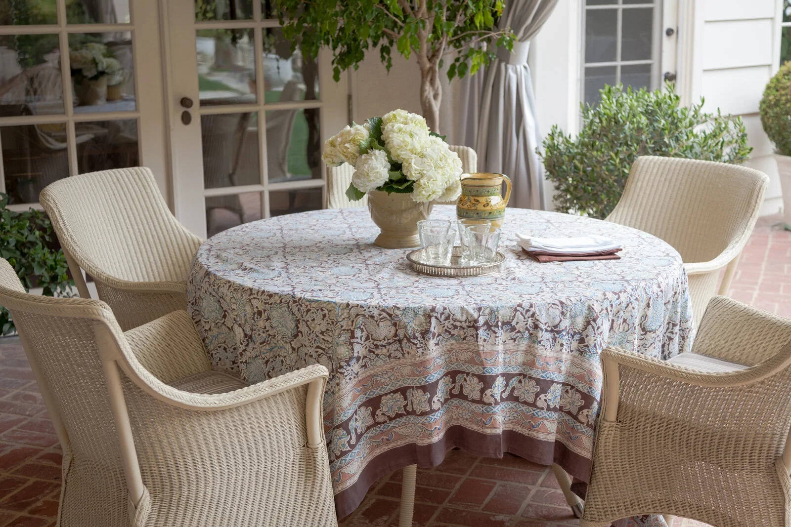 Outdoor-Seating-Dining-Table-Perfitt-Richards.webp