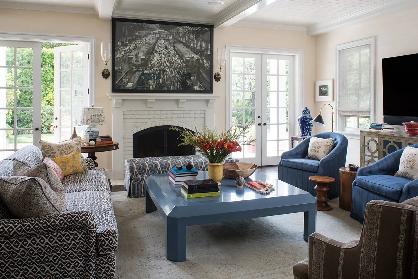 Eclectic-Living-Room-Design-Pattern-Mixing-Perfitt-Richards.webp