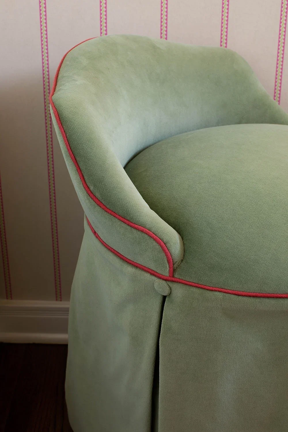07-green-upholstery-with-hot-pink-piping-perfitt-richards-interior-design.webp