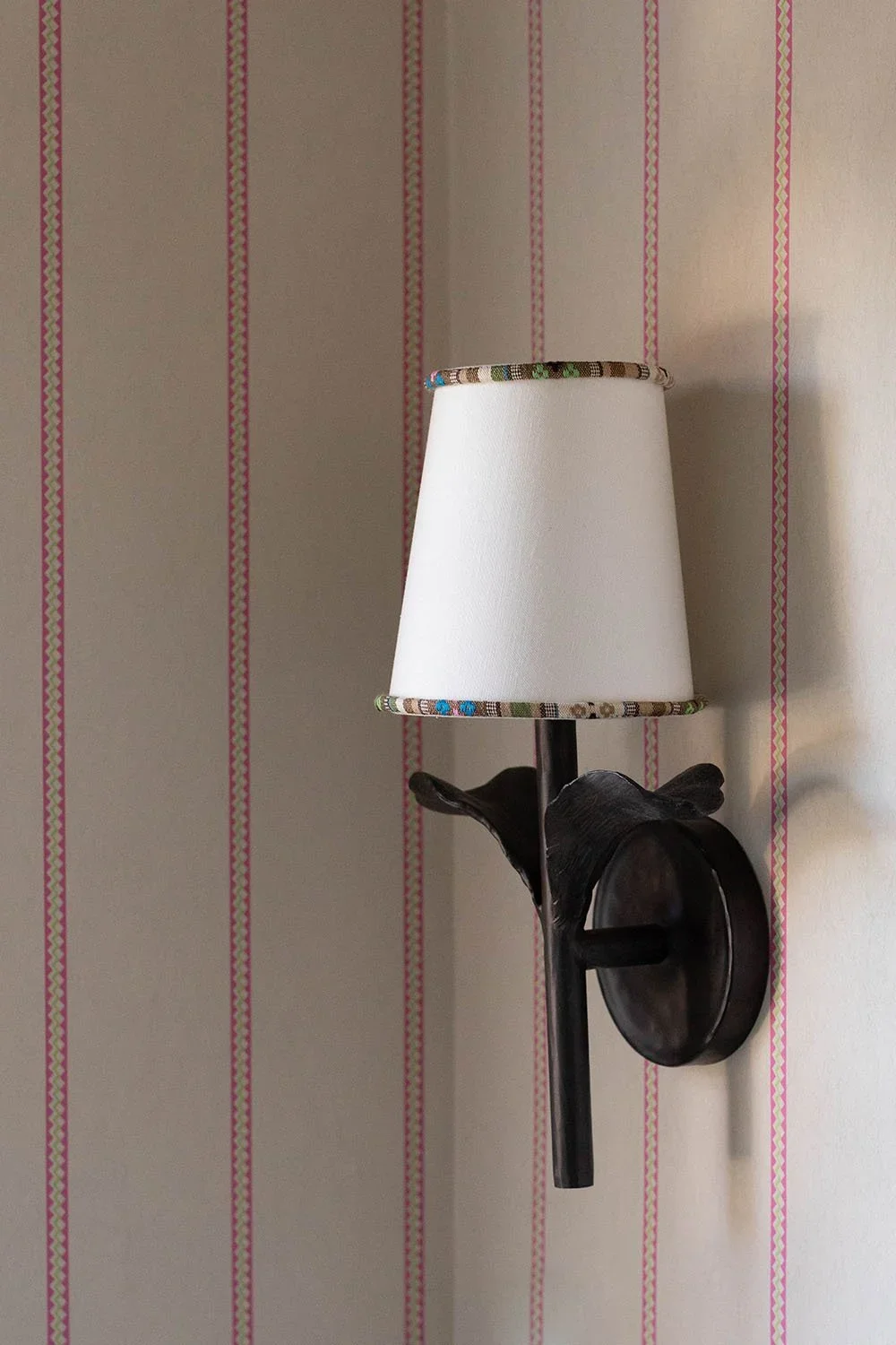 09-wall-sconce-and-wallpaper-detail-perfitt-richards-interior-design.webp