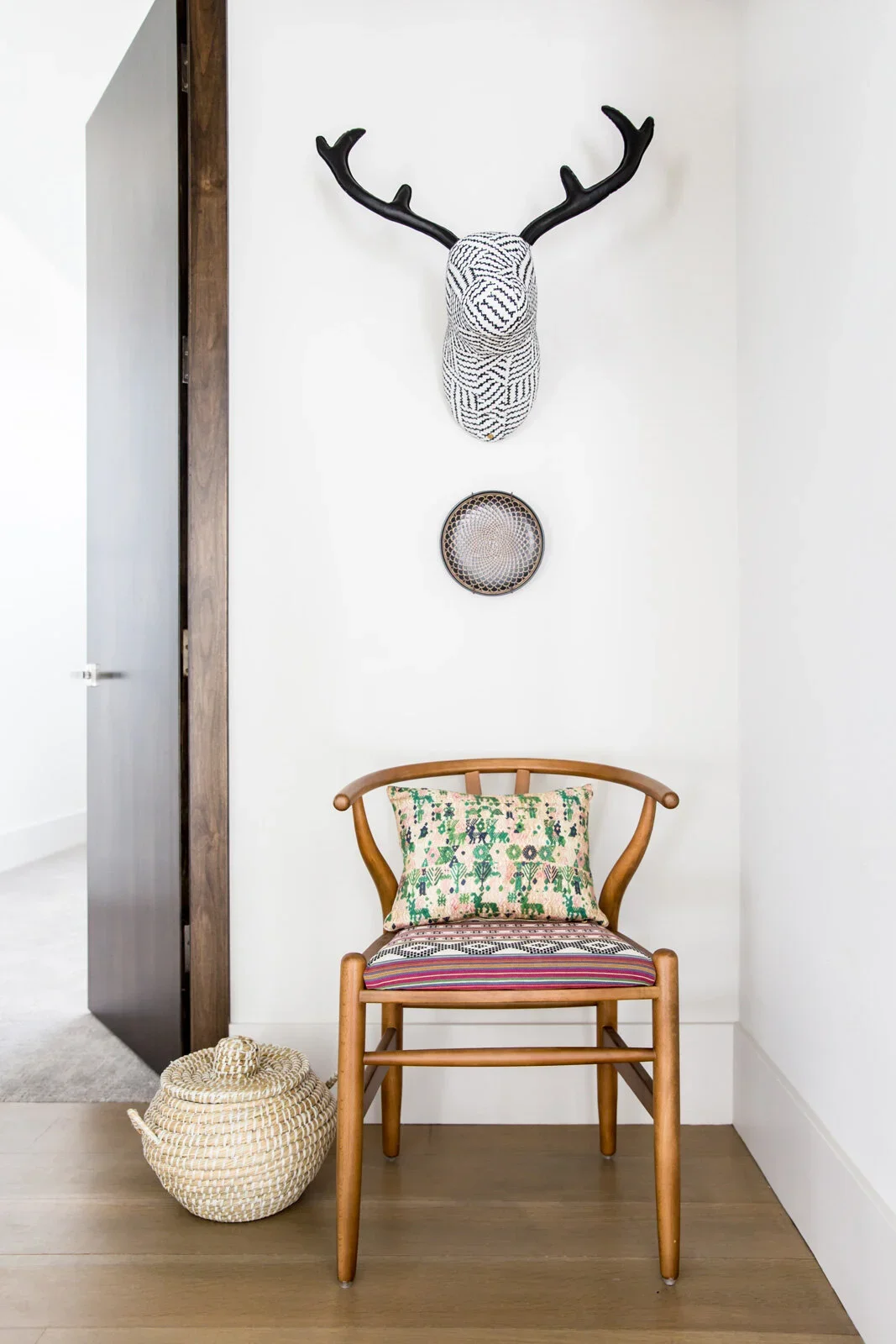 Contemporary-Interior-Design-Faux-Deer-Head-Perfitt-Richards.webp