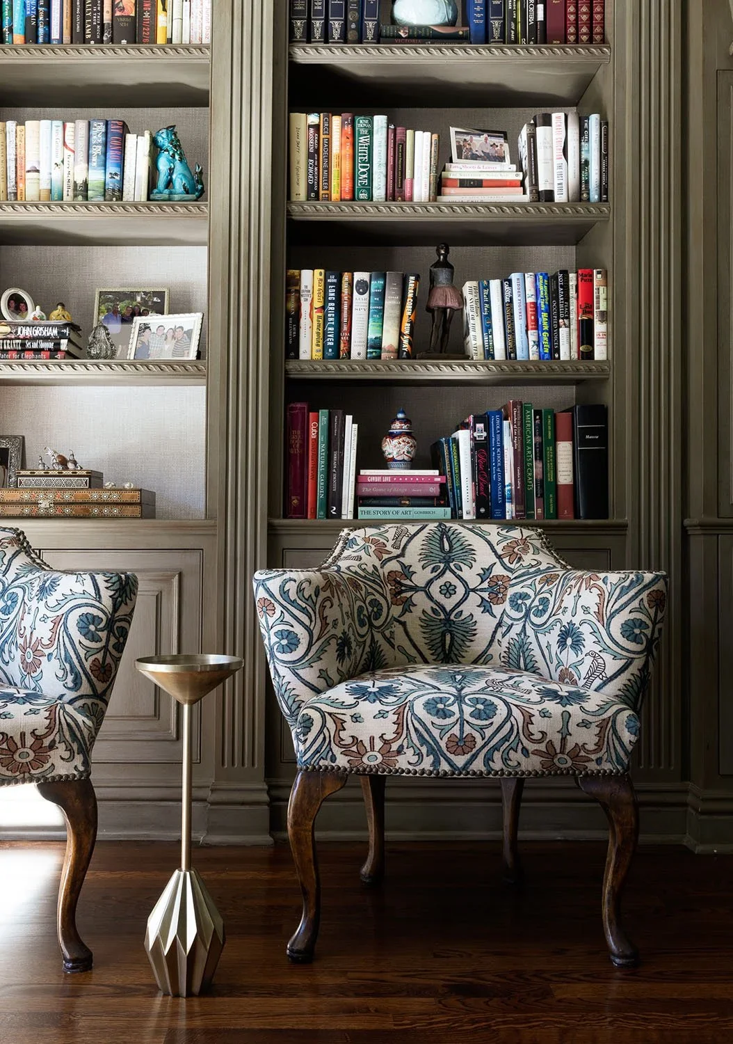22-library-study-with-upholstered-chairs-perfitt-richards-interior-design.webp