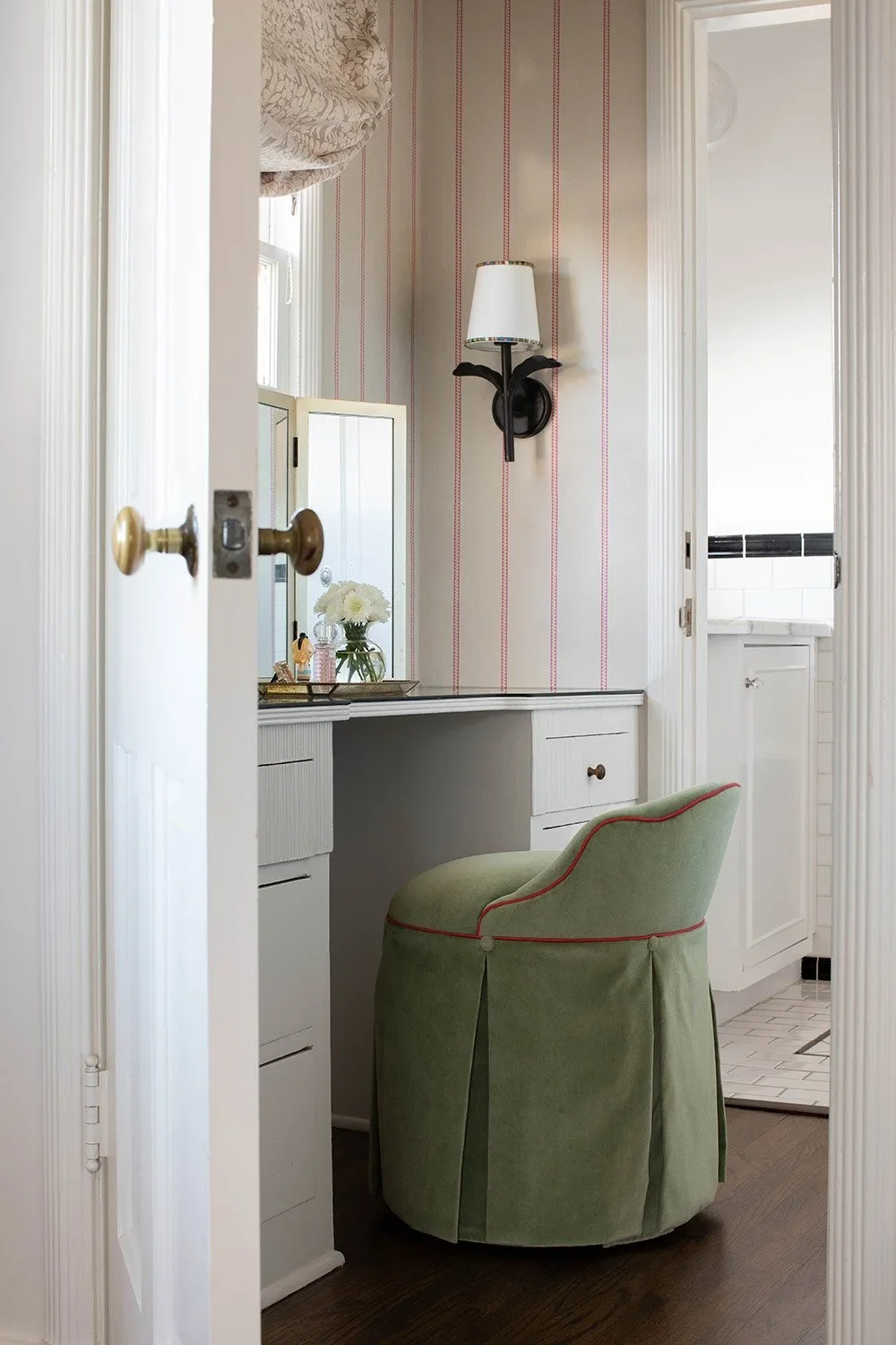 06-young-girl-makeup-vanity-perfitt-richards-interior-design.webp