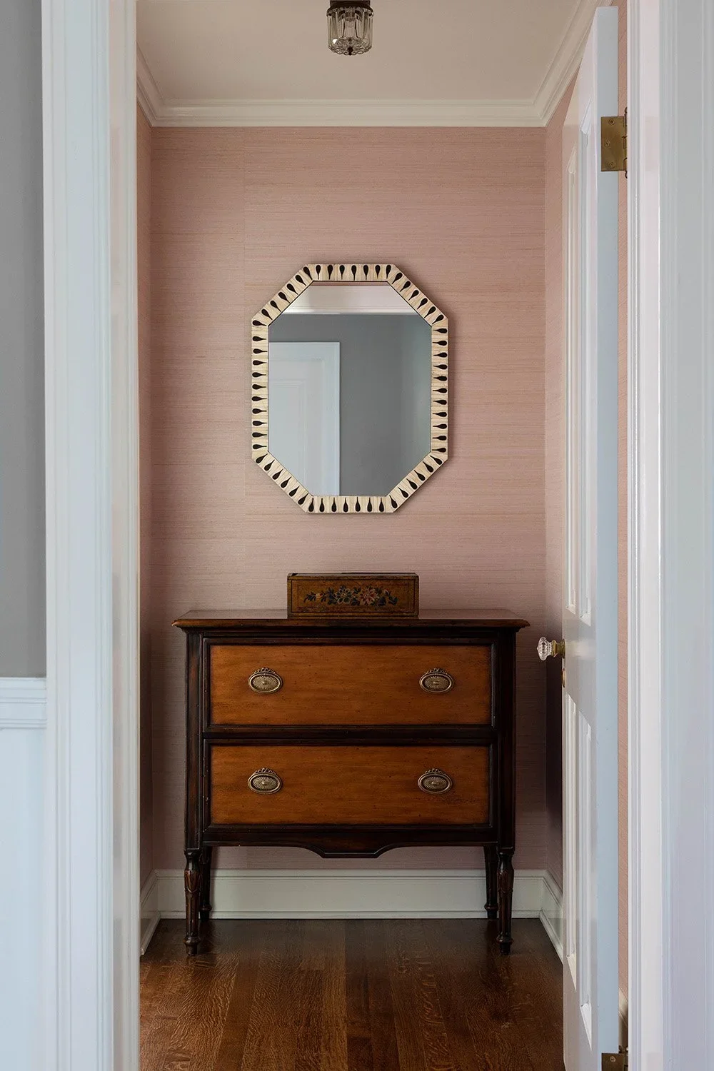 15-Traditional-hallway-with-mirror-and-dresser-perfitt-richards-interior-design.webp