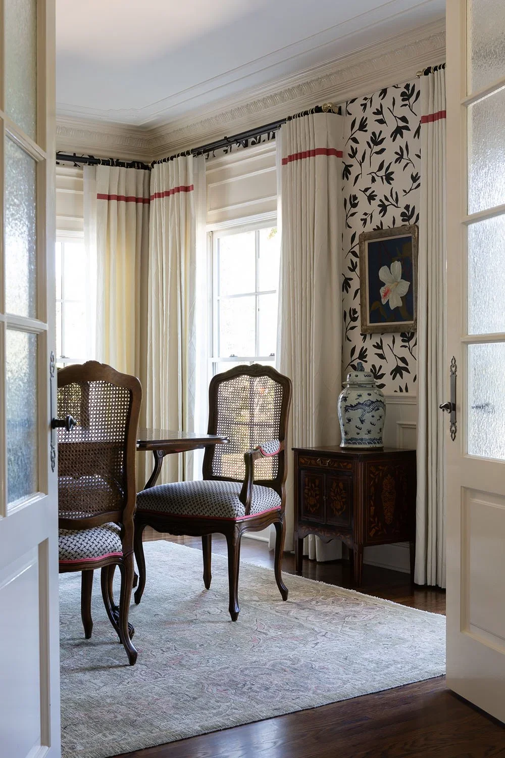 15-french-doors-into-dining-room-perfitt-richards-interior-design.webp