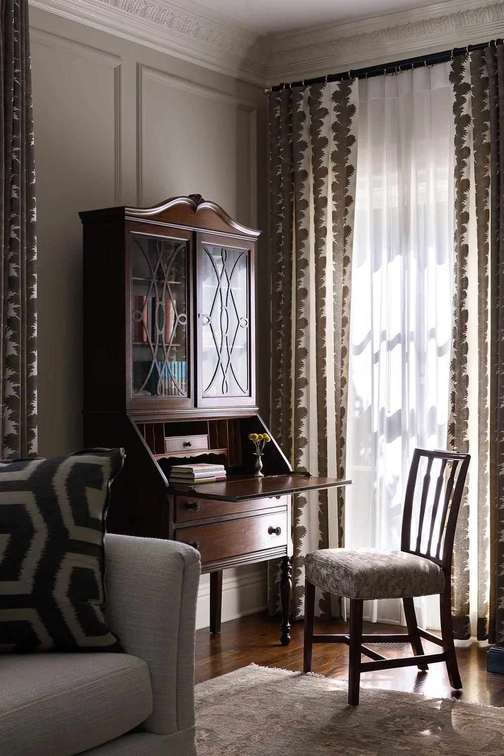 05-antique-desk-in-living-room-perfitt-richards-interior-design.webp