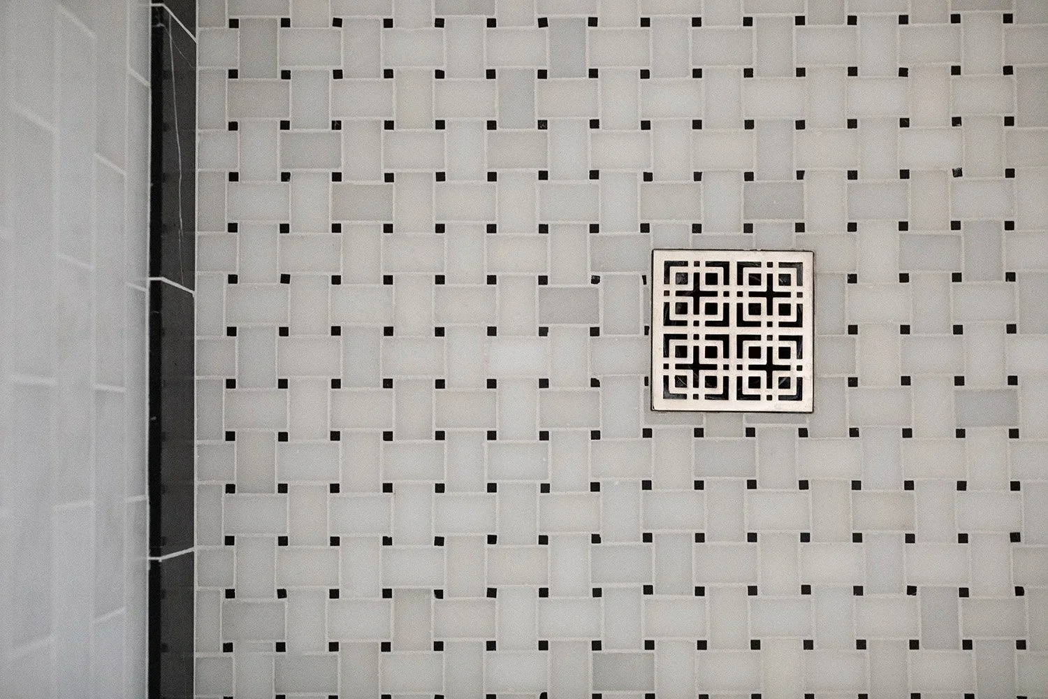 19-shower-floor-tile-and-decorative-drain-perfitt-richards-interior-design.webp