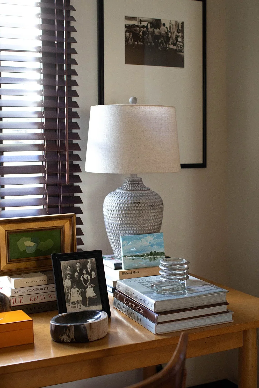 04-desktop-lamp-and-accessories-perfitt-richards-interior-design.webp