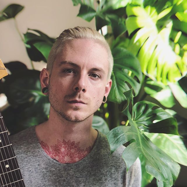 TFW you tryna grow them followers. New music on Friday.... see last post for a preview.
.
.
.
.
.
#monstera #fender #jaguar #musician #newmusic #shotoniphonex #guitar #torontomusic