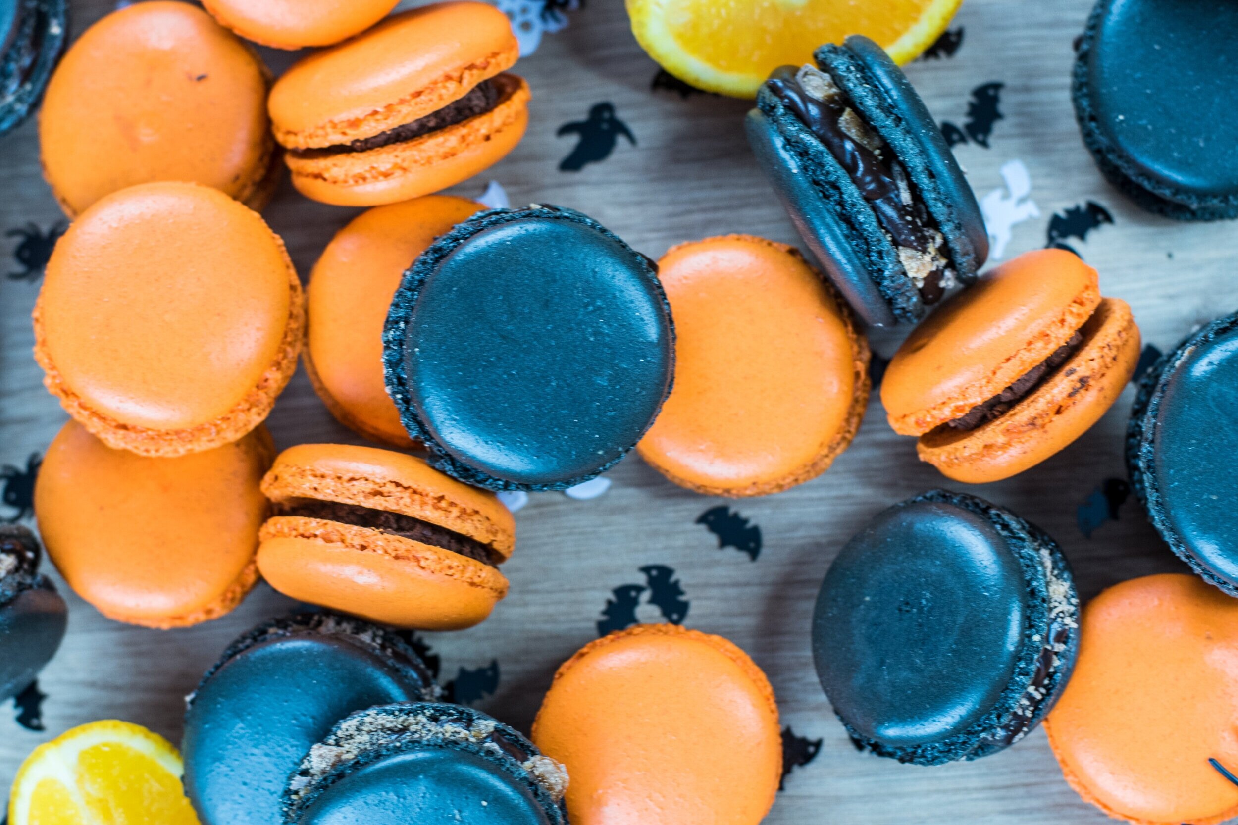 Los macarons de color de Halloween le dan a tu fiesta un estilo chic.
