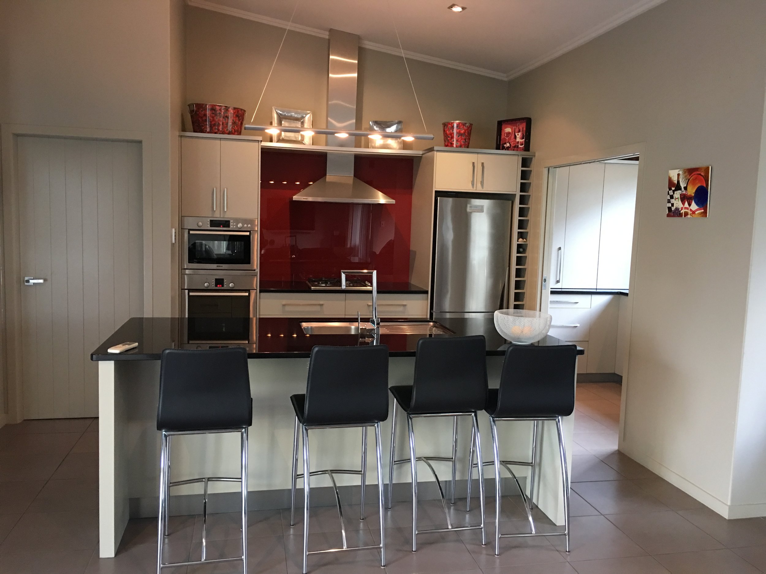 Kitchen and eating bar