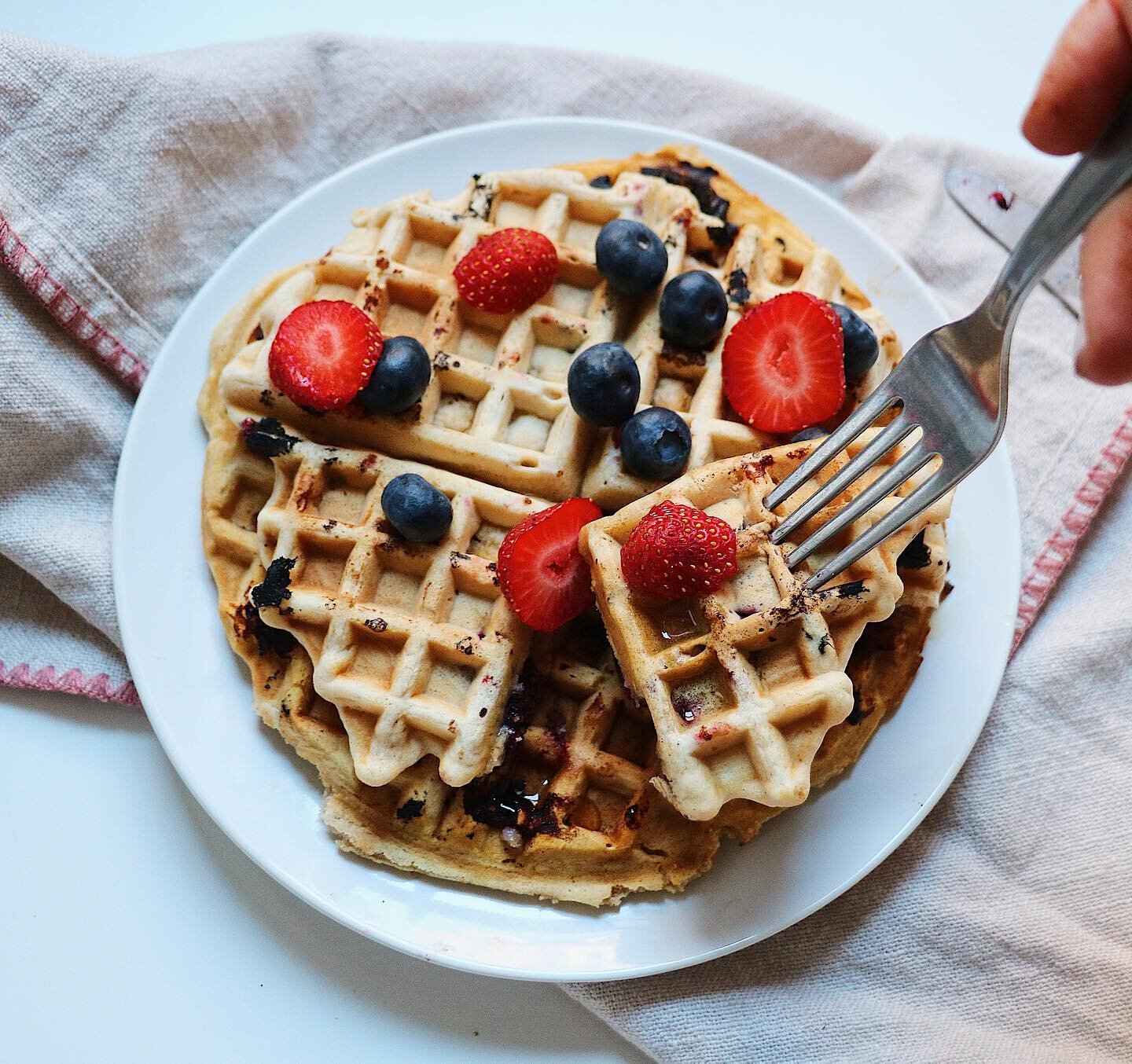 first time making waffles. all credit to @birchbenders waffle mix for doing all the work for me 🧇🥸&hearts;️👑

waffles:
- @birchbenders + water for the batter
- mixed banana and blueberries into the batter 
- topped with berries (and coconut yogurt