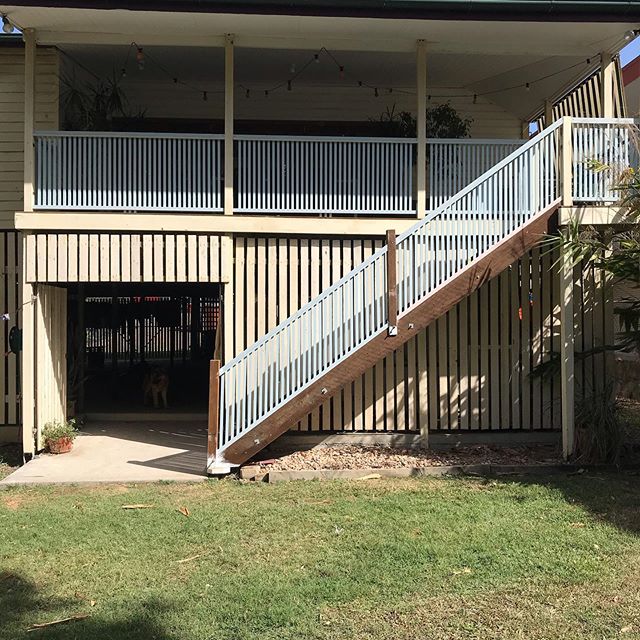 Giving this old Queenslander some modern touches with some fresh balustrading and stairs. Thanks @brettstrade for supply the materials #brisbanebuilder