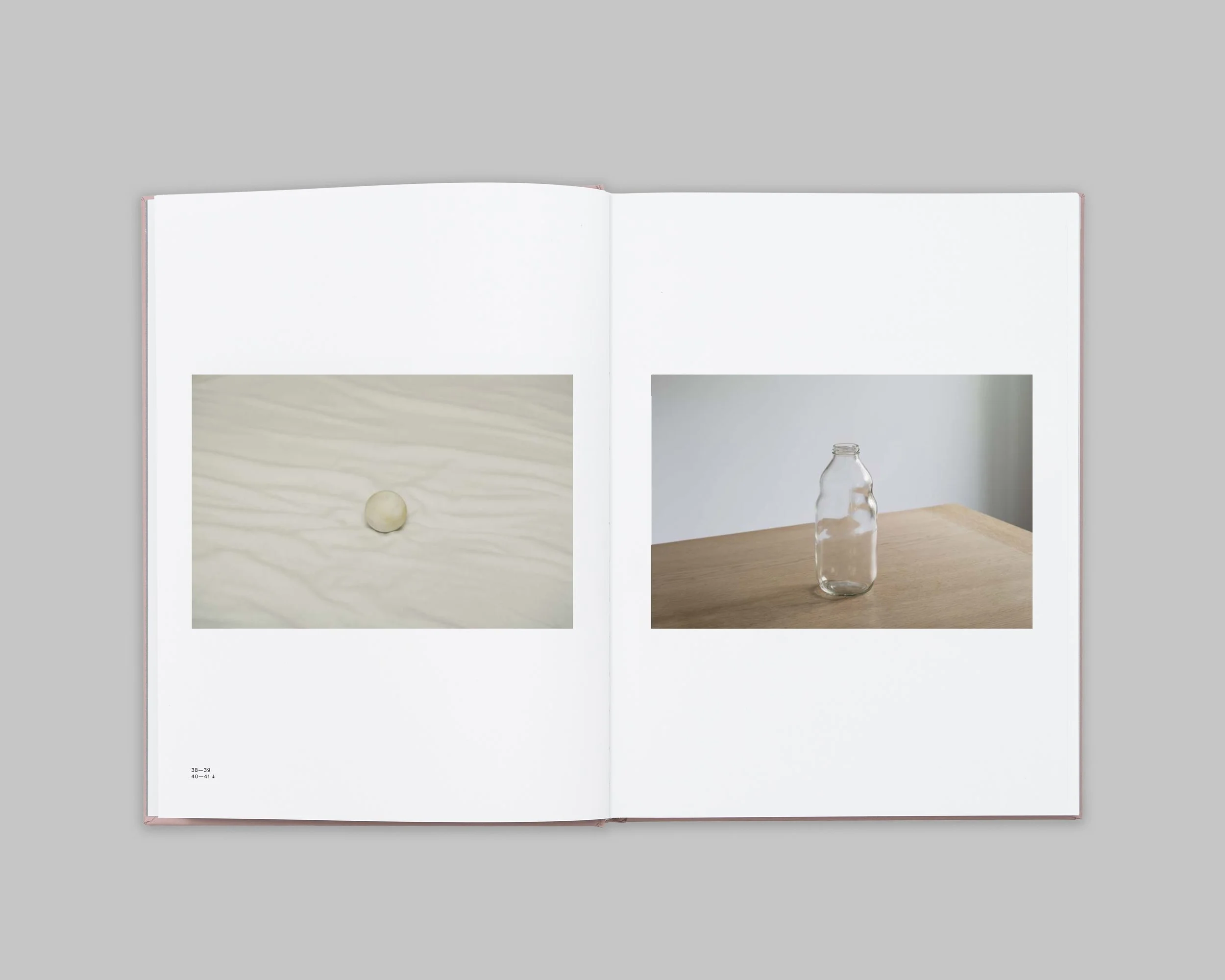 Hvit Stol. Mørkt rom. Content 2.jpg