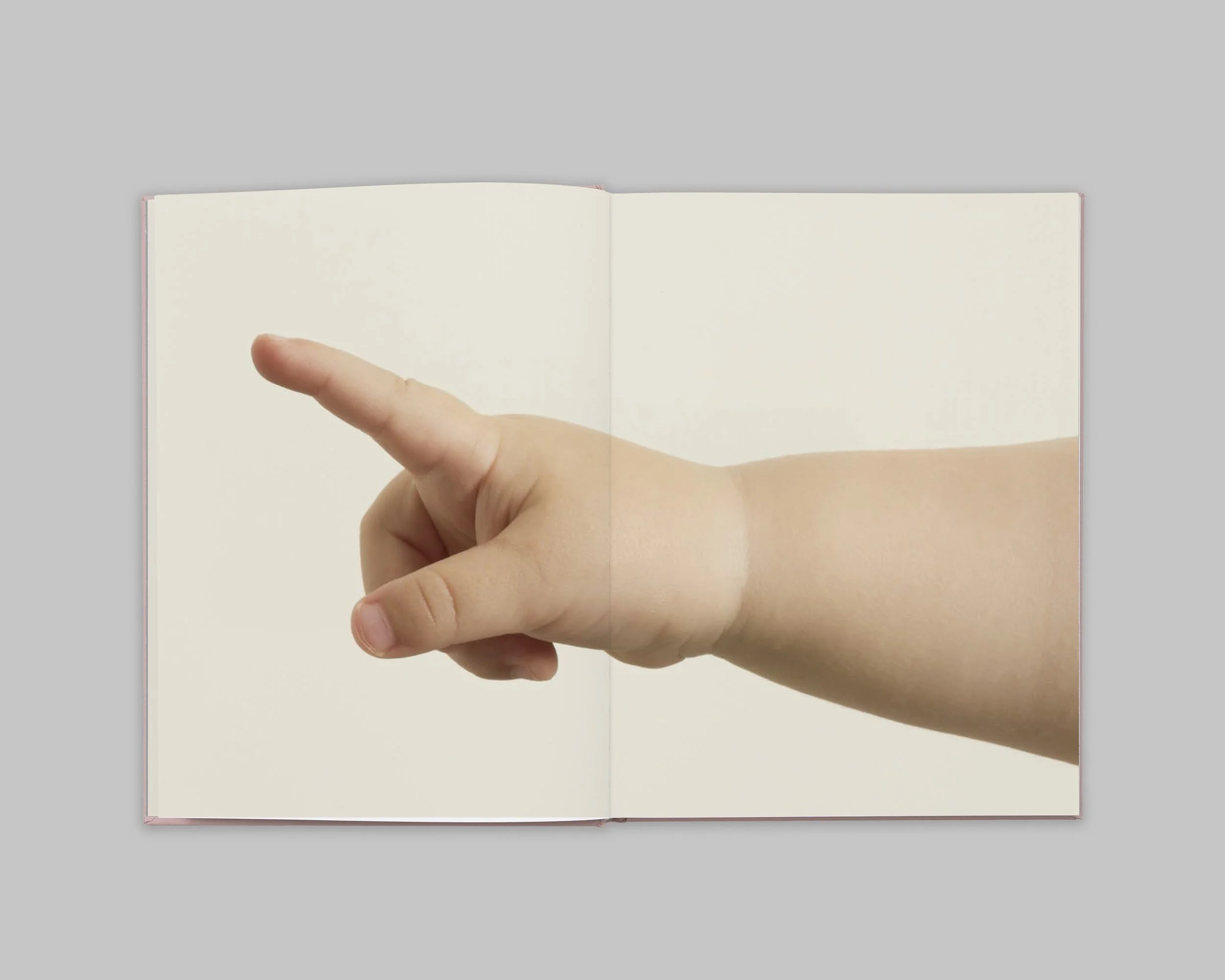 Hvit Stol. Mørkt rom. Content 3.jpg