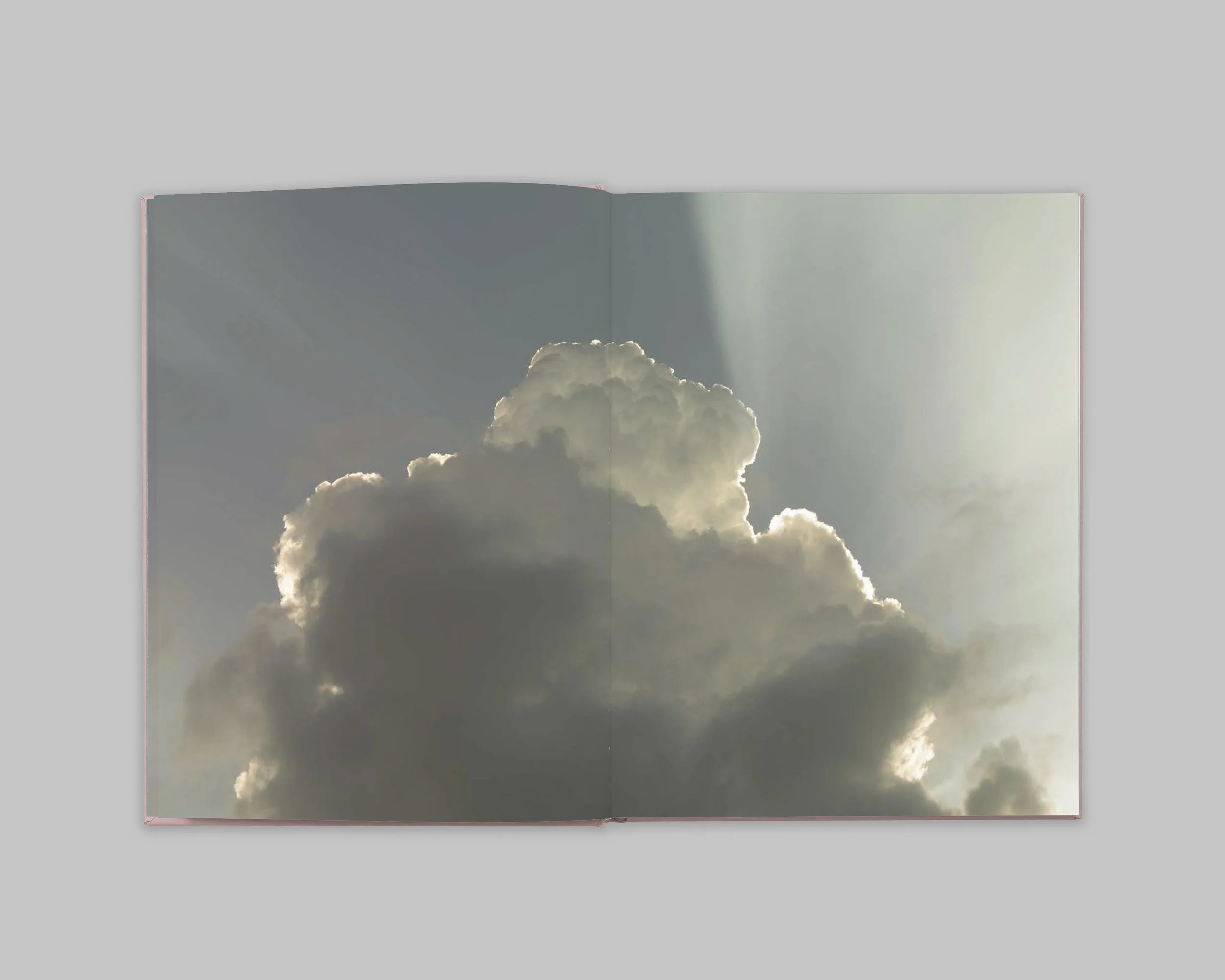 Hvit Stol. Mørkt rom. Content 4.jpg