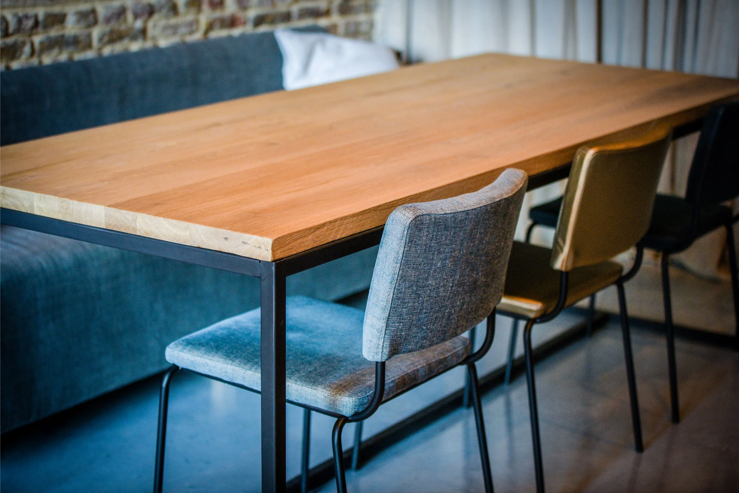 Blok tafel met eiken tablet, stalen frame met onderligger