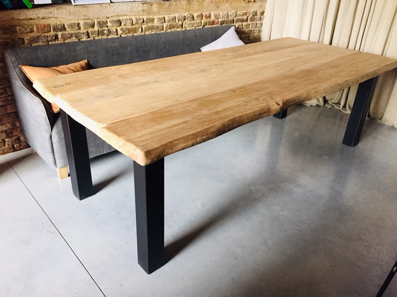 Tafel met eiken blad en stalen poten