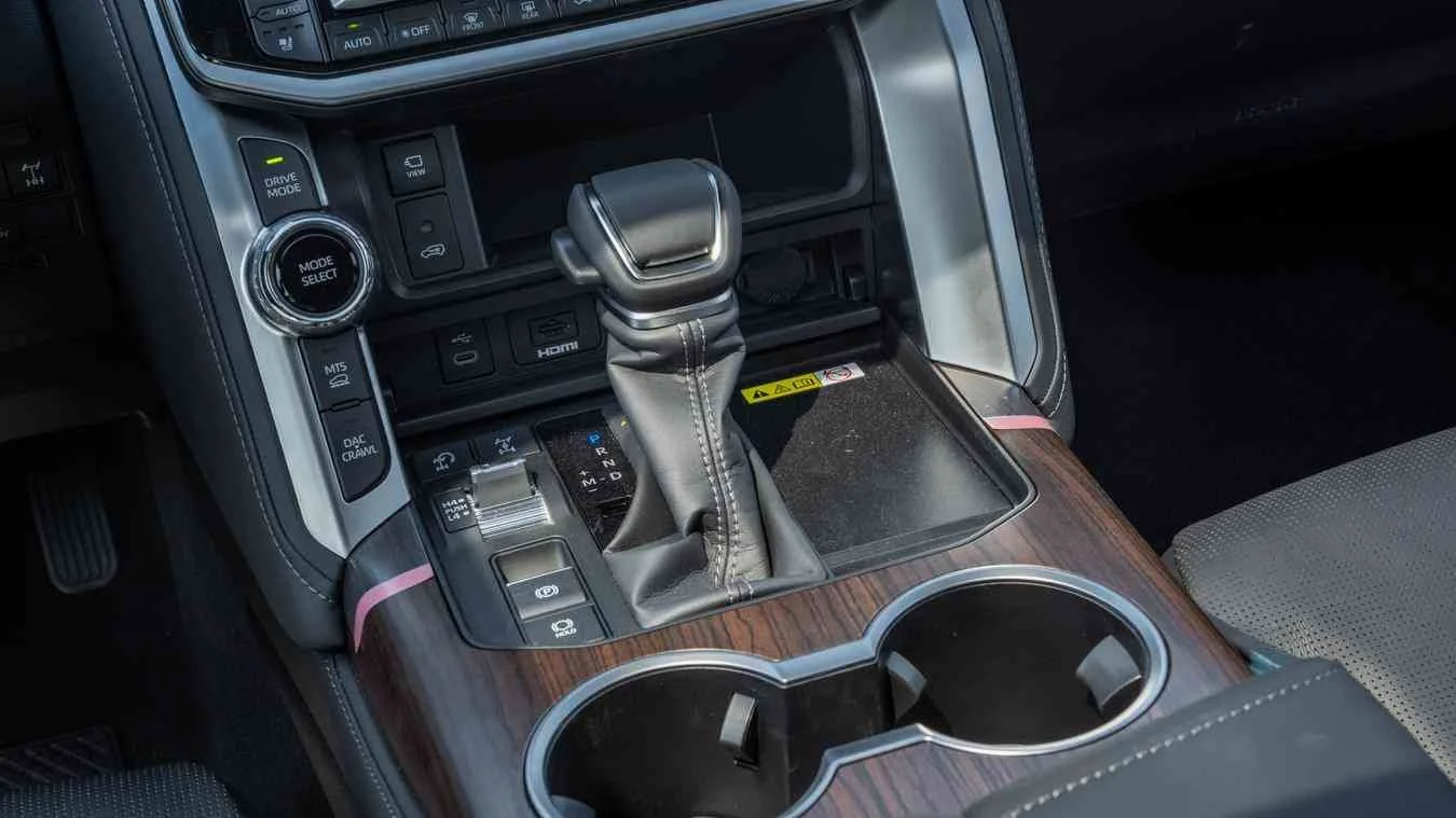 LC300 2026 VX HYBRID 08.jpg