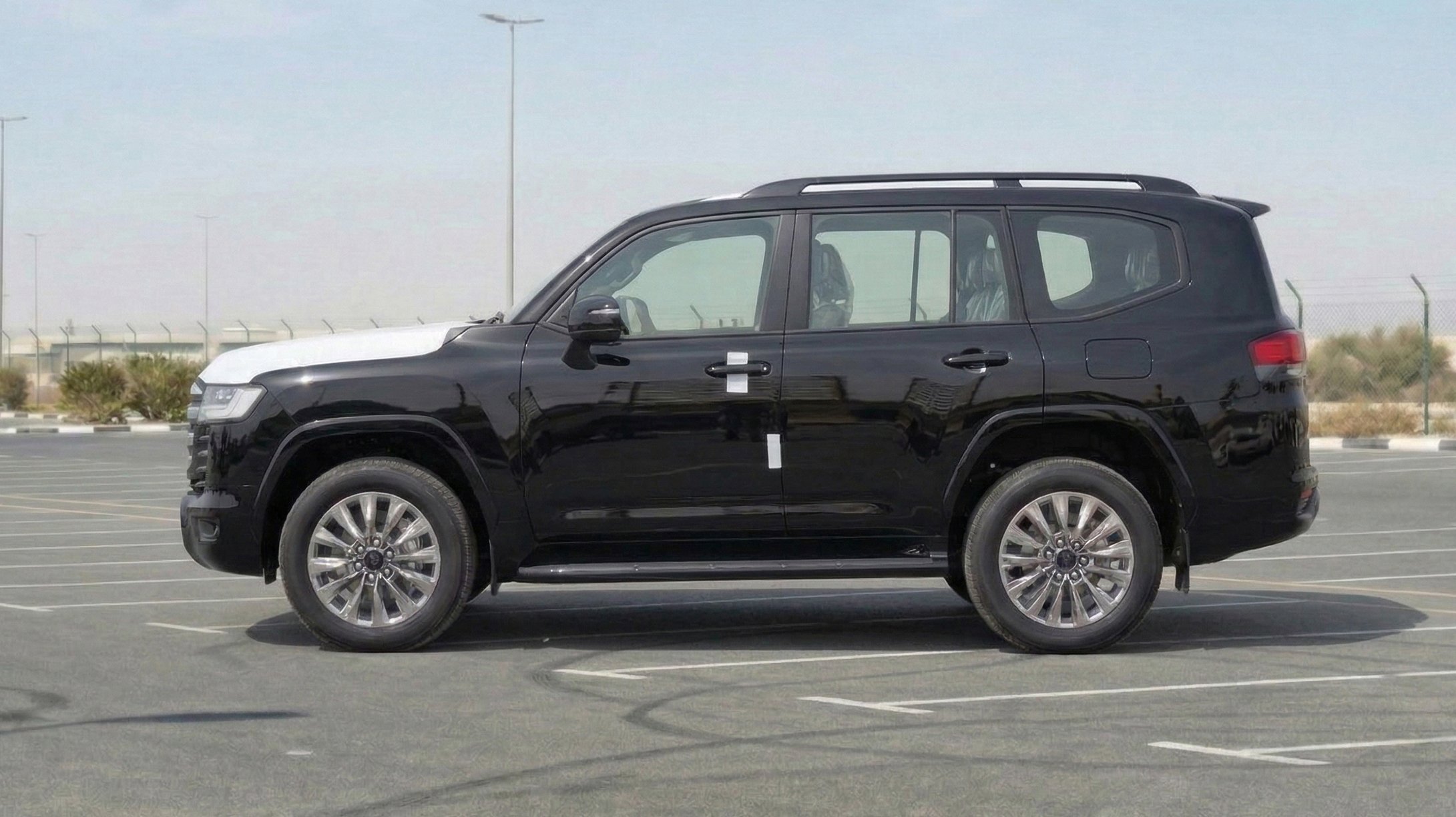 LC300 2026 GXR HYBRID 02.jpg