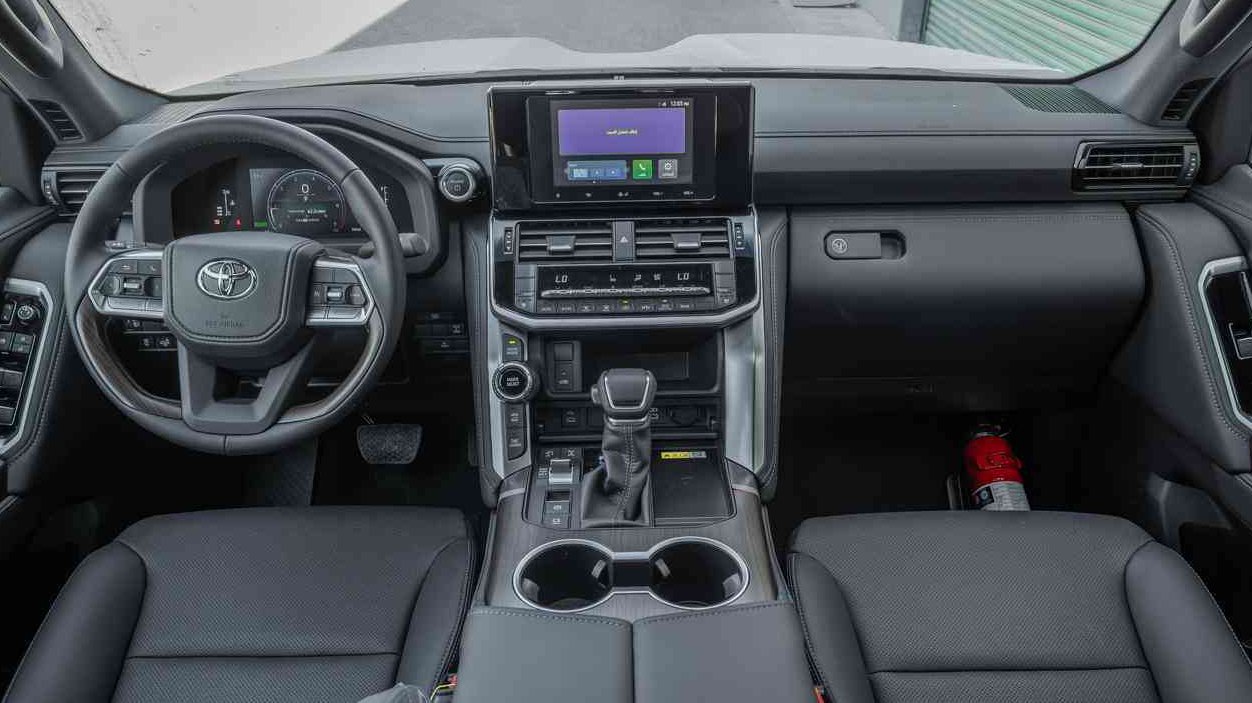 LC300 2026 GXR HYBRID 04.jpg