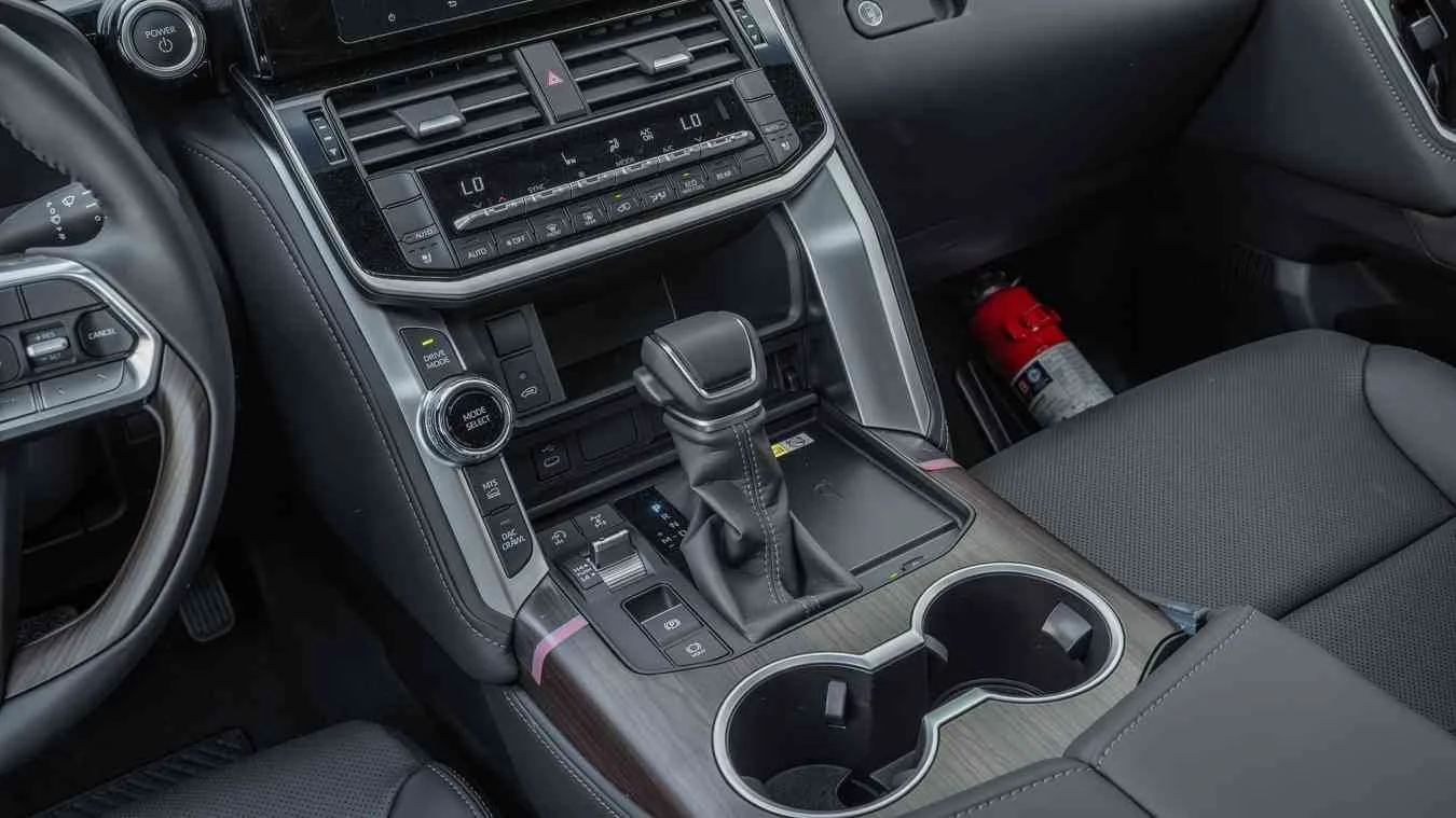 LC300 2026 GXR HYBRID 07.jpg