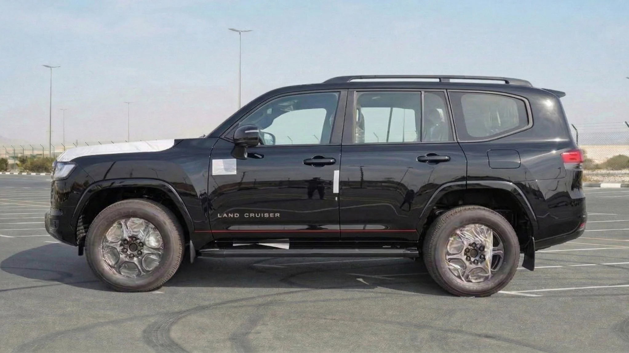 LC300 2025 GR HYBRID 02.jpg