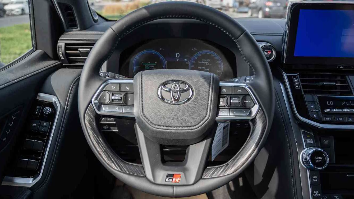 LC300 2025 GR HYBRID 05.jpg