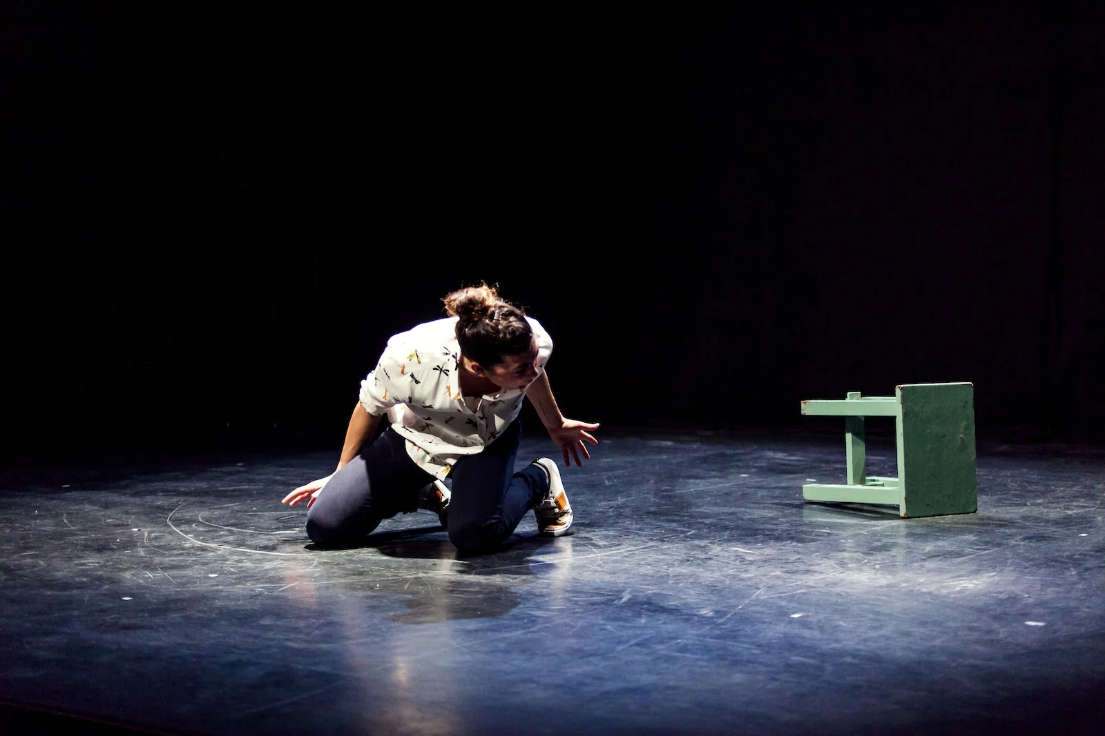 Marie-Magdeleine dans son spectacle “G.R.A.I.N. Histoire de fous”