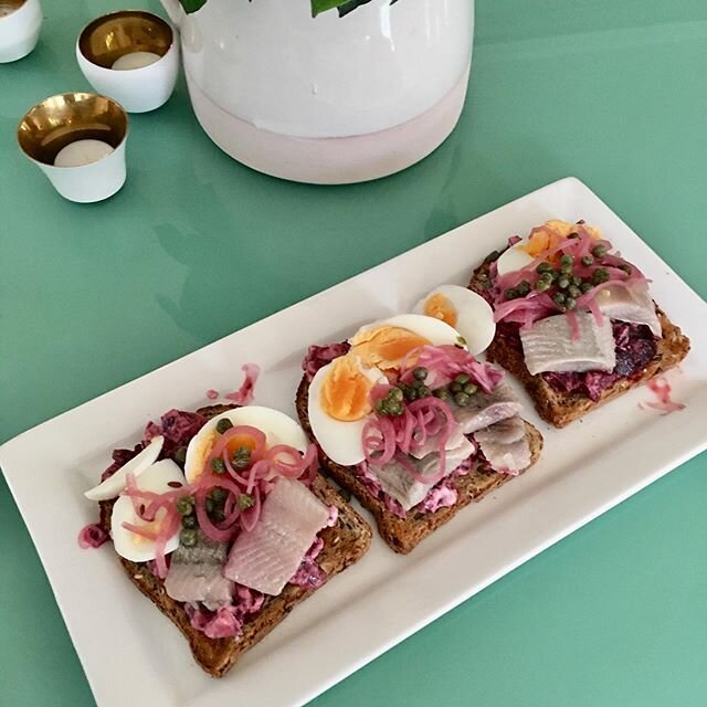 Smorrobrod
Today&rsquo;s lunch is one of my quick and easy fall backs when I&rsquo;m busy. Beetroot and marinated herring open sandwich with that classic Scandi vibe. I usually have all of these ingredients in the fridge and the only thing I need to 