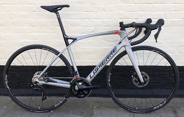 Lapierre Xelius SL 500 Disc...light and fast for racing, but still superbly comfortable on long rides.
.
.
#lapierreuk #lapierreroadbikes #lapierrexelius #thepedalhouse