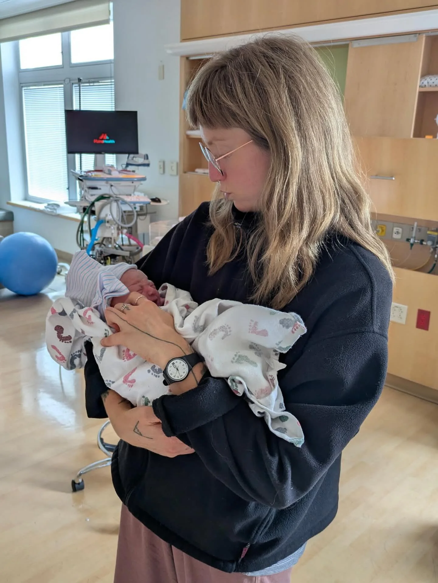 my last time supporting a hospital birth as a doula happened yesterday~ 

hospital birth in Maine is a totally different flavor than what I&rsquo;m used to, in the best way. this birther refused induction, medication, and labored on the floor before 