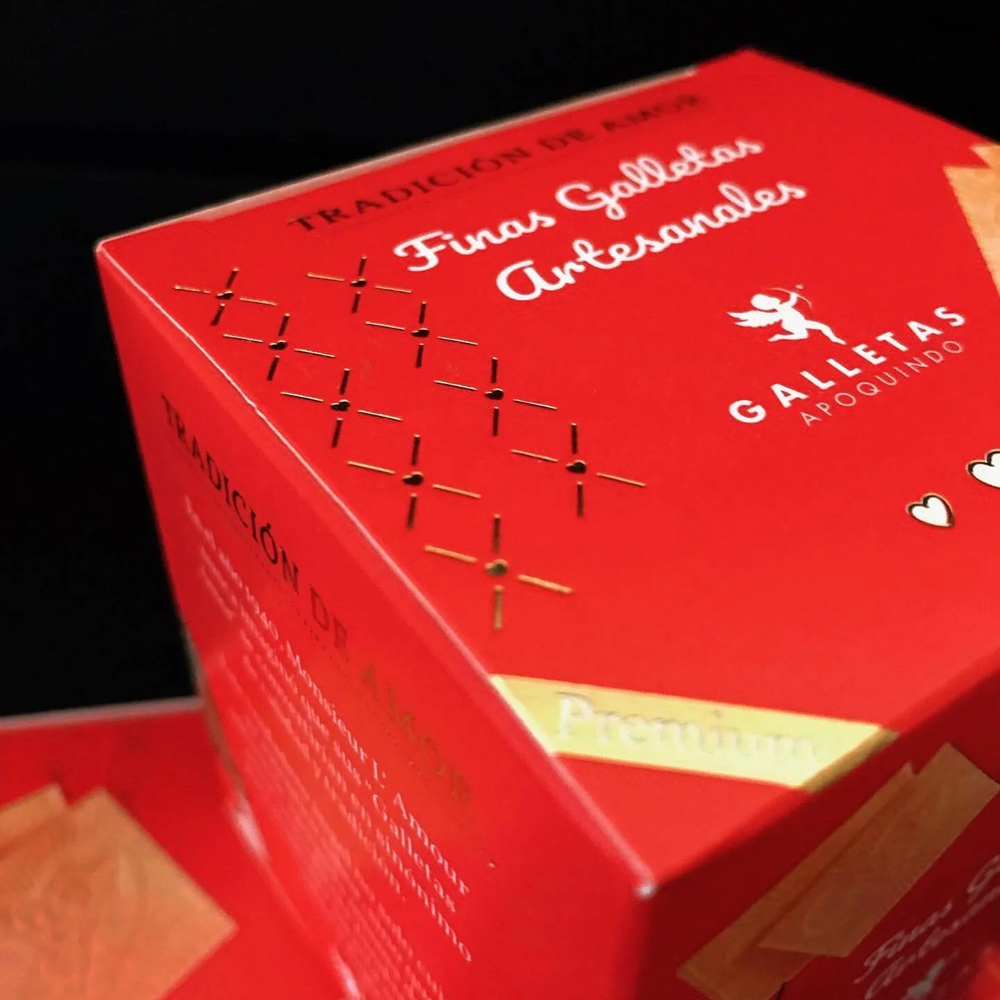 Diseño de packaging &ldquo;galletas amor&rdquo;// packaging design
.
Este diseño es desde hace un tiempo, pero lo vimos hace poco implementado en los stands de supermercado! Emocionante. 
Detalle nice: tiene folias doradas😍
.
Cliente: @galletasapo