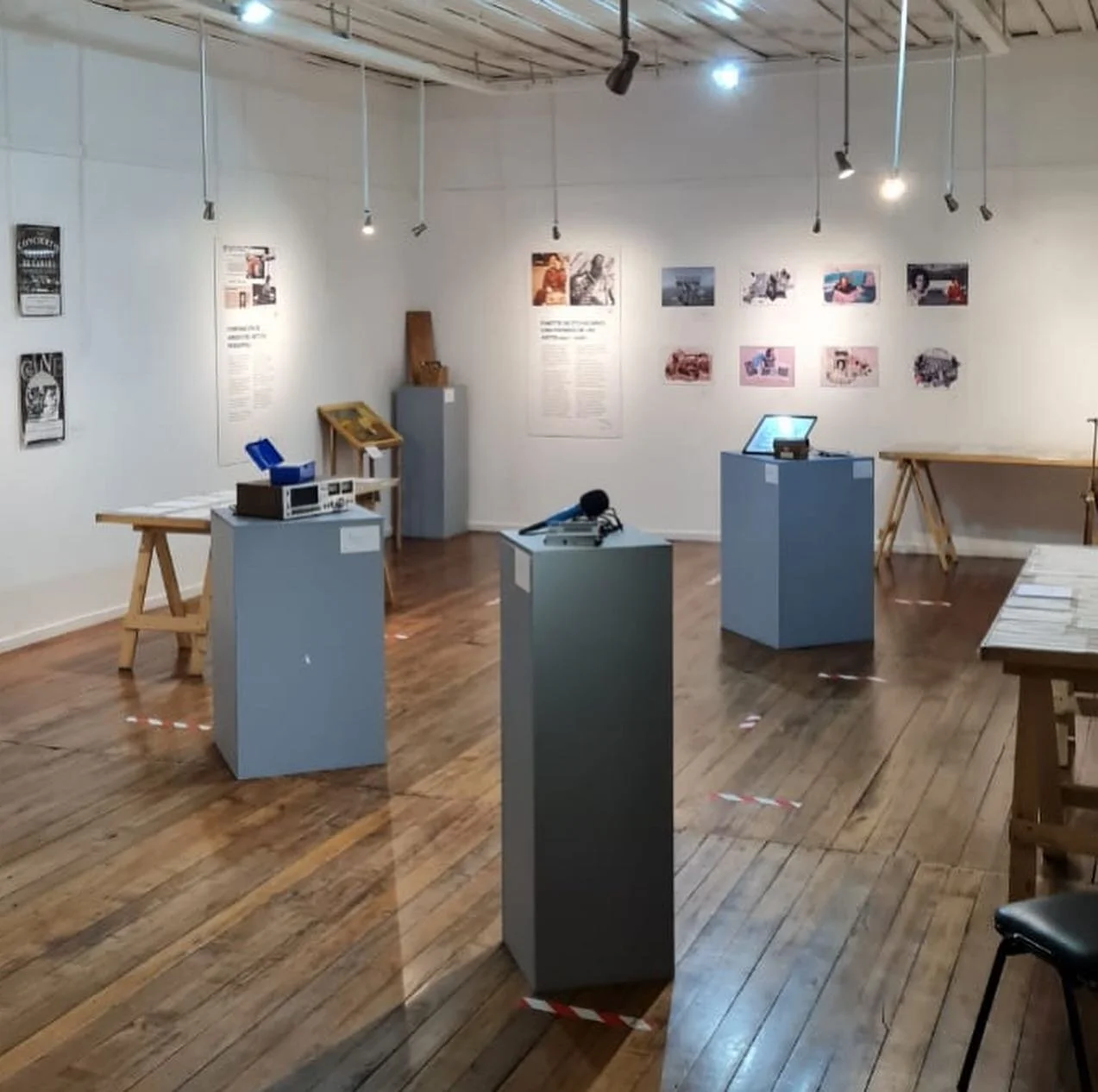 Gr&aacute;fica realizada para la exposici&oacute;n &ldquo;Finette, mujer de radio&rdquo;.
.
Logotipo e impresos + curator&iacute;a para exposici&oacute;n de afiches ilustrados por alumnos del ramo de Ilustraci&oacute;n Creativa en la @uchile, escuela