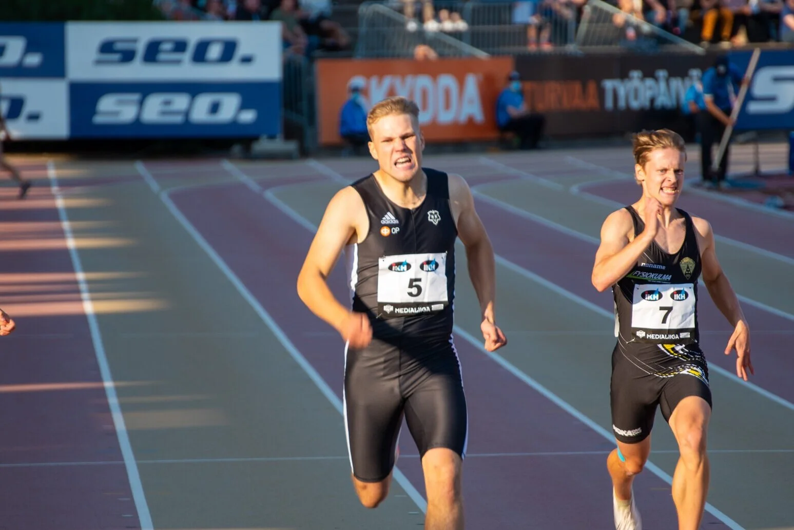 Tommi Mäkinen täräytti voittoon alle 48 sekunnin riipaisulla&nbsp;–   HKV:n urheilijat kahmivat Kalevan malja -pisteitä