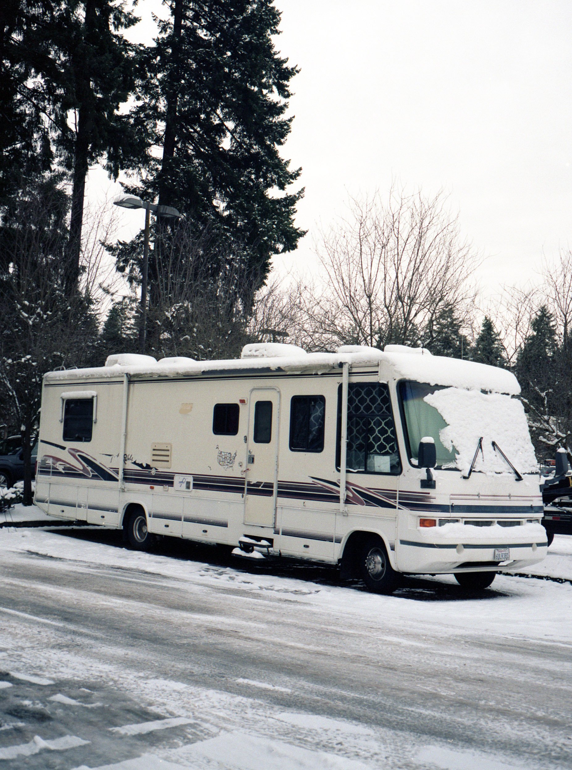  Motorhome under the snow inSeattle - USA 