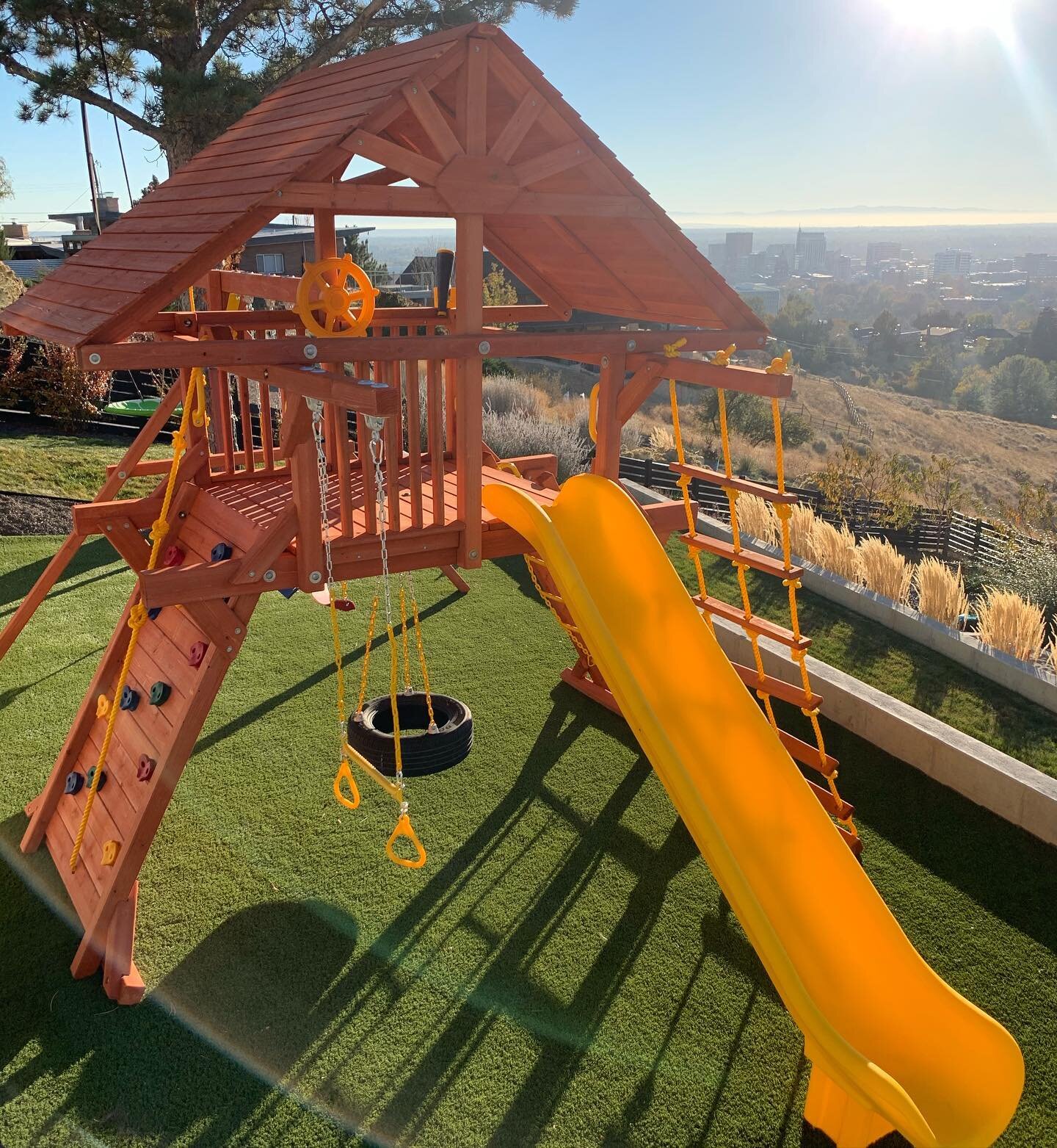 5.8 Jaguar Playcenter w/ Wood Roof
⠀
Imagination can really take flight with a view like this one 🙌🏼🌇
&mdash;&mdash;&mdash;&mdash;&mdash;&mdash;&mdash;&mdash;&mdash;&mdash;&mdash;&mdash;&mdash;
#intermountainplayground #swingsets #playgrounds #pla