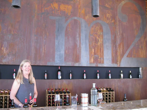 M2-tasting-bar-woman.jpg