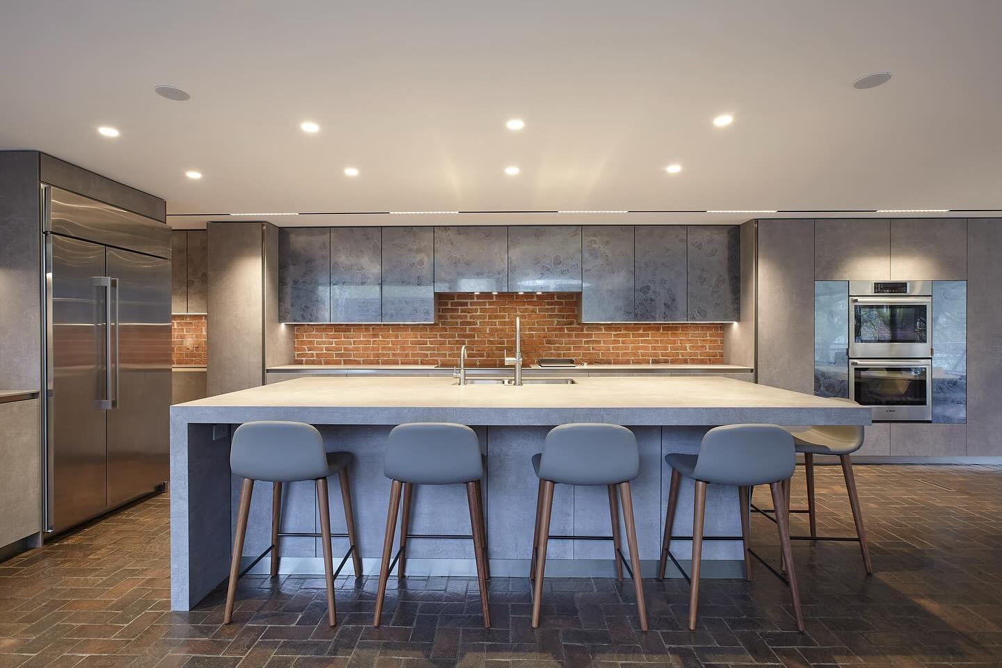 We love how this exposed brick wall makes a beautiful backdrop for this sleek kitchen remodel featuring porcelain worktops and cabinetry and antique mirror. 

#kitchengoals #custommade #homerenovation 

@crayondesigninteriors 
@purekitchensinc 
@onyx